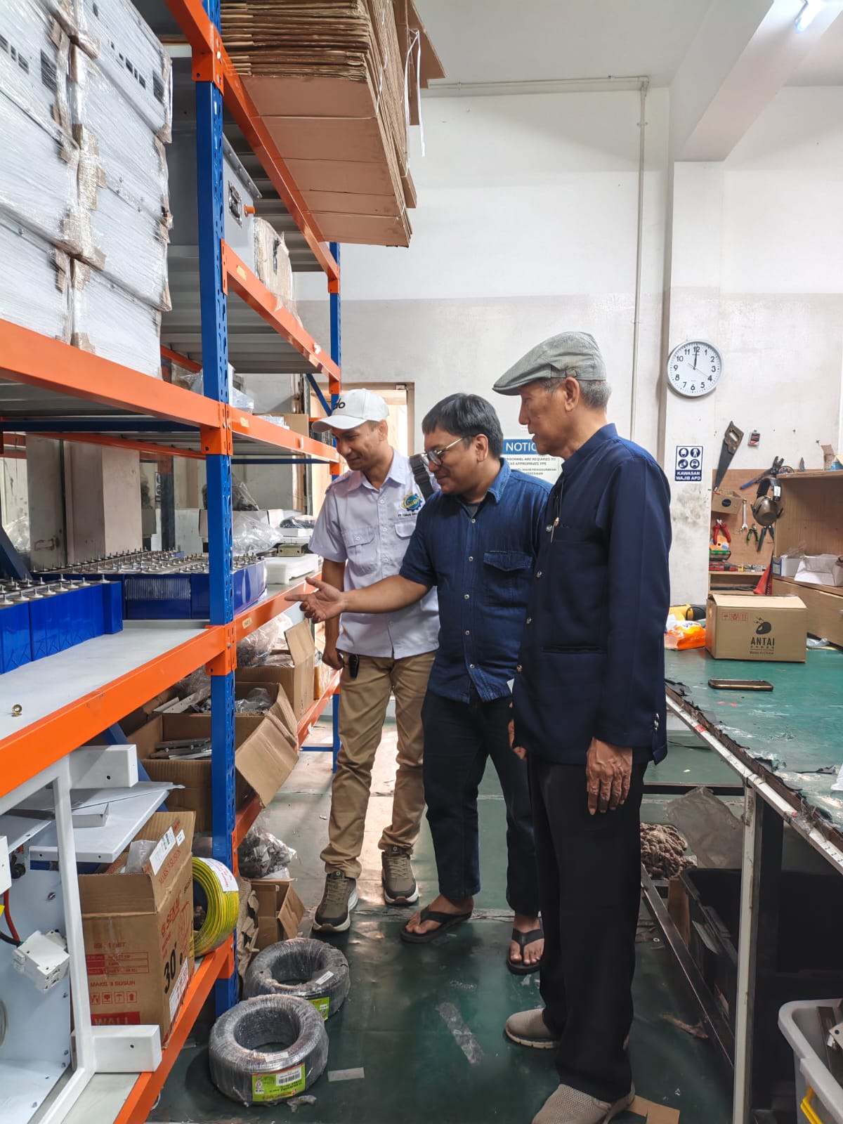 Kunjungan PT Cahaya Indo Gemilang di ruang perakitan PLTS (kapasitas 5 kW per unit) di PT Batari Energy.